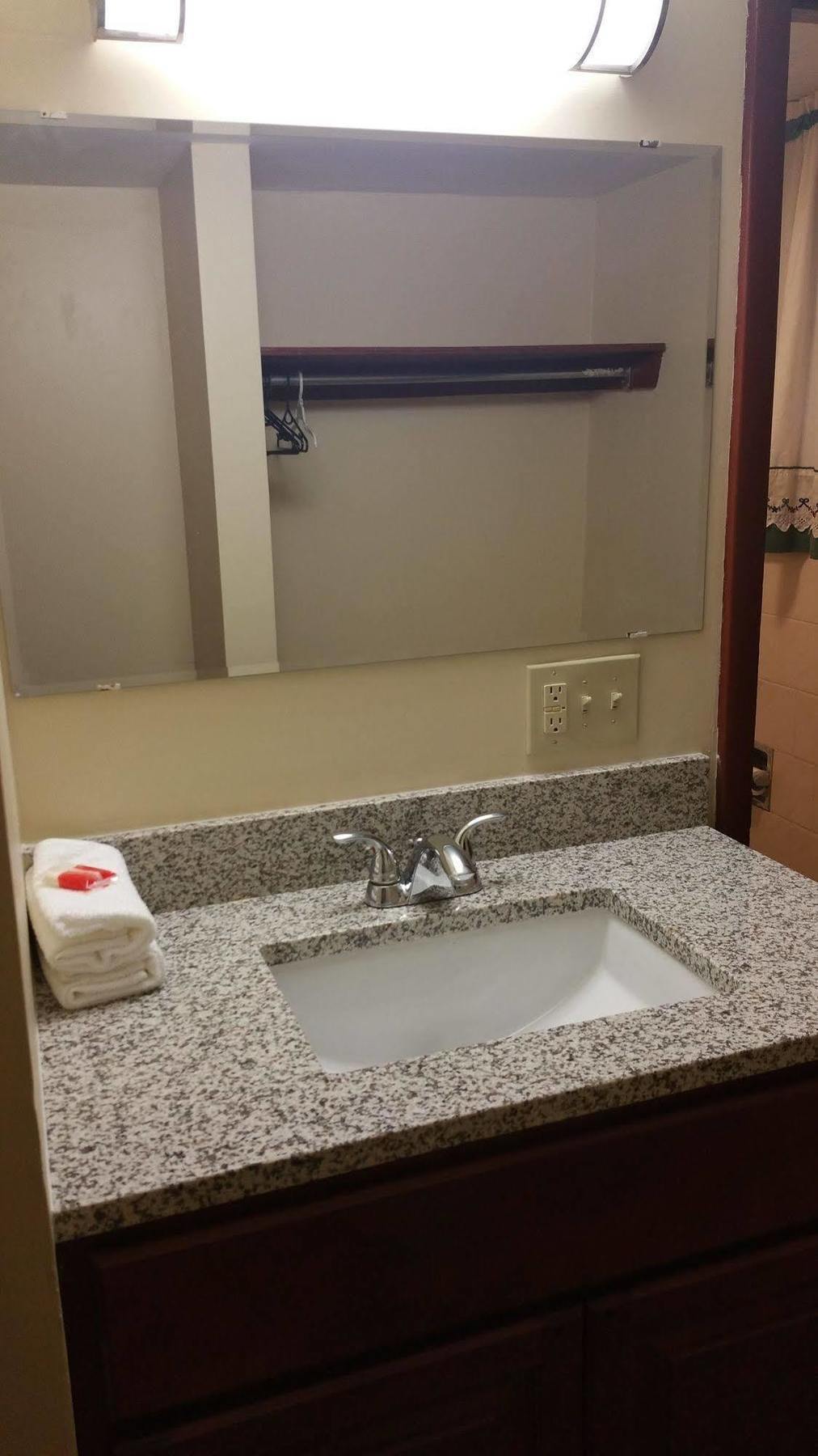 Dartmouth Motor Inn Экстерьер фото